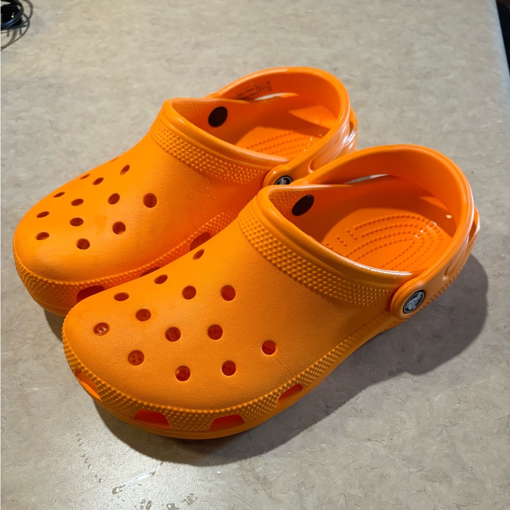 Orange Crocs men’s size 6 women’s size 8